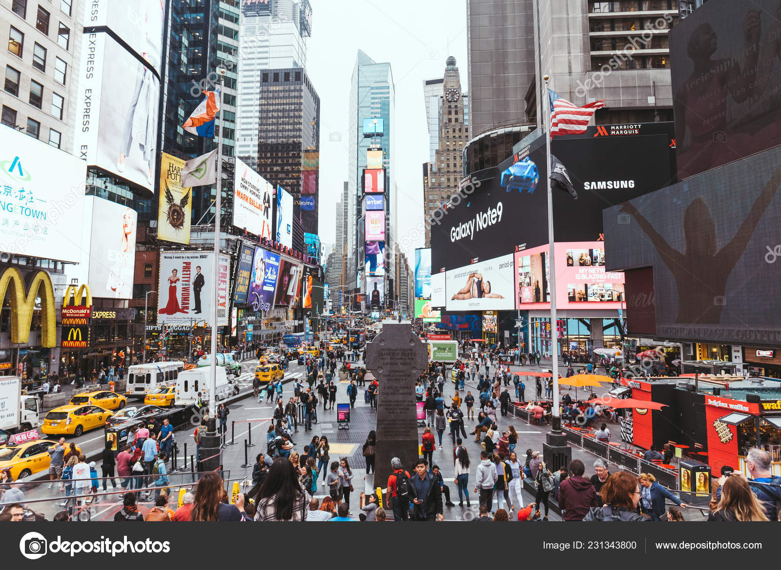 美国纽约时代广场2018年10月8日美国纽约拥挤时代广场的城市场景—— 库存社论照片© IgorVetushko #231343800