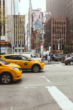 New York, ABD - 8 Ekim 2018: kentsel sahne sarı taksileri ve insanlarla new York'un sokakta, ABD