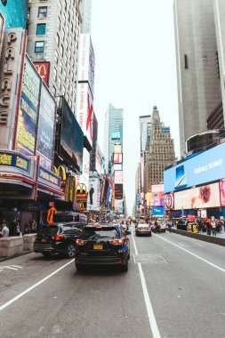 Times Square, New York, ABD - 8 Ekim 2018: kentsel sahne ile kalabalık times square new york, ABD