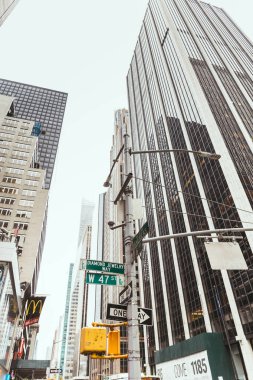 New York, ABD - 8 Ekim 2018: new york şehir sokak, ABD düşük açılı görünümü