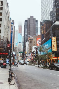 Times Square, New York, ABD - 8 Ekim 2018: kentsel sahne ile kalabalık times square new york, ABD