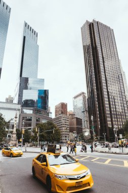 New York, ABD - 8 Ekim 2018: düşük açılı görünüş gökdelenler ve city new york, ABD sokak