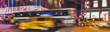Times Square, New York, ABD - 8 Ekim 2018: sinema times Meydanı ve gece, ABD new York Otomobil