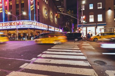 Times Square, New York, ABD - 8 Ekim 2018: sinema times Meydanı ve gece, ABD new York Otomobil