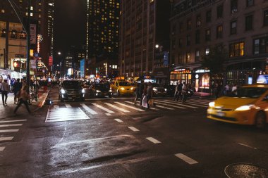 New York, ABD - 8 Ekim 2018: gece, ABD new york şehir sokak ile kentsel sahne