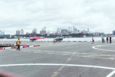 New York, ABD - 8 Ekim 2018: helikopter alanı arka planda, ABD insanlar new york city ile