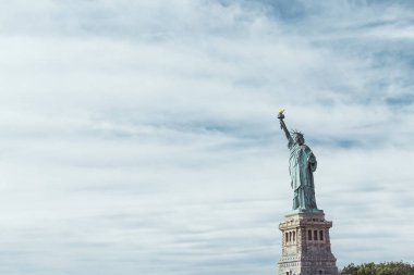 Heykel Liberty, New York, ABD - 8 Ekim 2018: mavi bulutlu gökyüzü arka plan, ABD new York'ta özgürlük heykeli