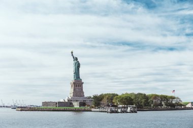 Heykel Liberty, New York, ABD - 8 Ekim 2018: mavi bulutlu gökyüzü arka plan, ABD new York'ta özgürlük heykeli