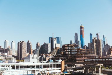 New York, ABD - 8 Ekim 2018: açık mavi gökyüzü, new york, ABD karşı binaların doğal görünümü