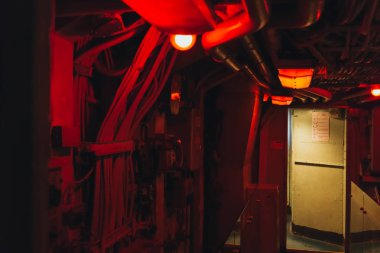 New York, ABD - 8 Ekim 2018: deniz feribot iç kırmızı lambalar ile