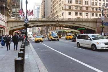 New York, ABD - 8 Ekim 2018: kentsel sahne olan araçlarla şehir sokak new york, ABD