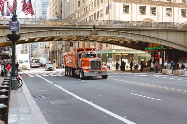 New York, ABD - 8 Ekim 2018: kentsel sahne olan araçlarla şehir sokak new york, ABD