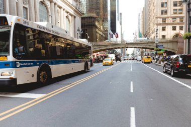 New York, ABD - 8 Ekim 2018: kentsel sahne olan araçlarla şehir sokak new york, ABD