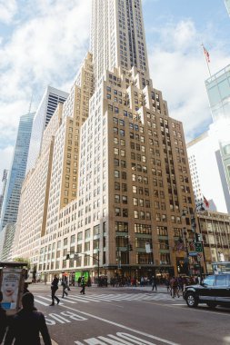 New York, ABD - 8 Ekim 2018: düşük görüş açısı gökdelenler ve insanların sokakta new york, ABD