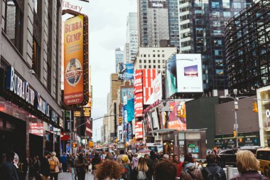 Times Square, New York, ABD - 8 Ekim 2018: kentsel sahne ile kalabalık times square new york, ABD