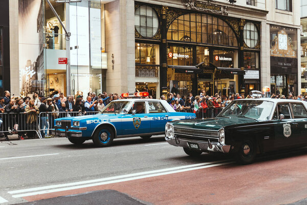 НЬЮ-ЙОРК, США - 8 октября 2018 года: городской парад с полицейскими машинами на улице в Нью-Йорке, США
