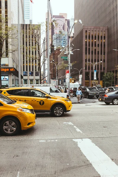 New York Abd Ekim 2018 Kentsel Sahne Sarı Taksileri Insanlarla — Stok fotoğraf