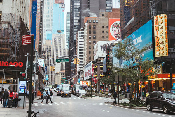 TIMES SQUARE, НЬЮ-ЙОРК, США - 8 октября 2018 года: городская сцена с многолюдной площадью времени в Нью-Йорке, США
