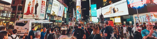 미국에 붐비는 타임스 스퀘어 뉴욕에서의 타임스 스퀘어 2018 파노라마 — 스톡 사진