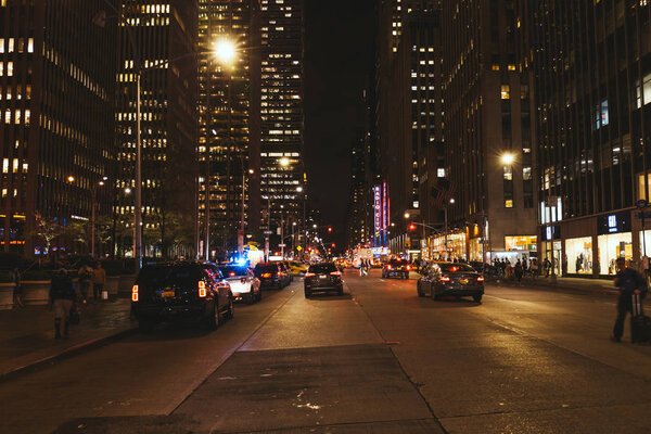 НЬЮ-ЙОРК, США - 8 октября 2018 года: городская сцена с улицей Нью-Йорка ночью, сша
