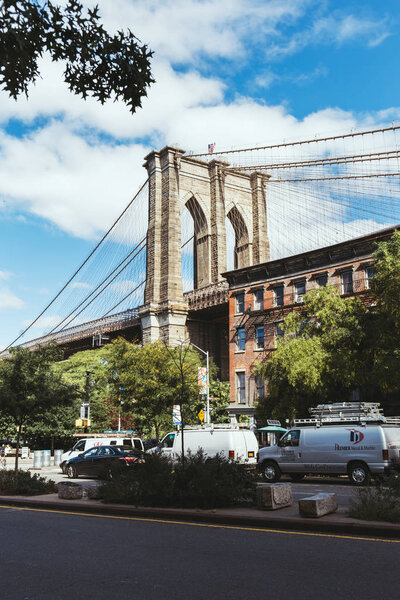 НЬЮ-ЙОРК, США - 8 октября 2018 года: городская сцена с Бруклинским мостом и улицей Нью-Йорка, сша
