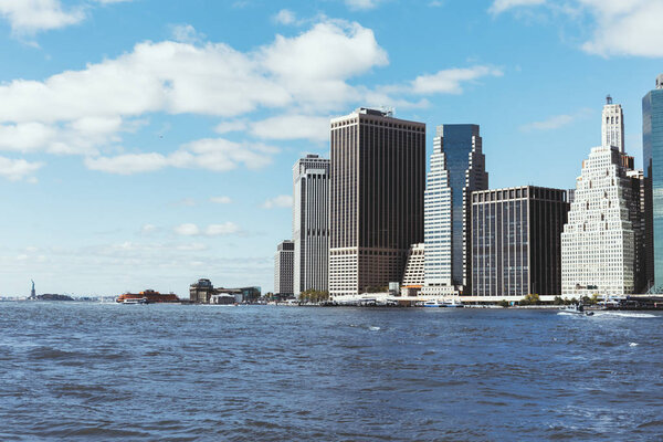 MANHATTAN, НЬЮ-ЙОРК, США - 8 октября 2018 года: красивый вид на Манхэттен и Атлантический океан, Нью-Йорк, США
