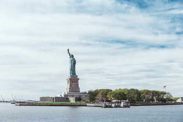 STATUE OF LIBERTY, NEW YORK, USA - 8 октября 2018 года: статуя свободы в Нью-Йорке на фоне голубого облачного неба, США
