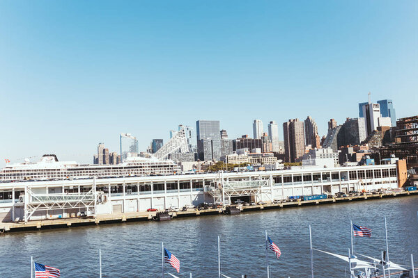 НЬЮ-ЙОРК, США - 8 октября 2018 года: живописный вид зданий на фоне ясного голубого неба, Нью-Йорк, США
