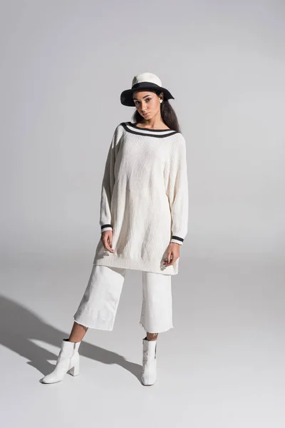Şık Beyaz Giysiler Ayakta Kameraya Beyaz Üzerinde Seyir Şapka Çekici — Ücretsiz Stok Fotoğraf