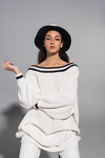 Привлекательная Африканская Американка Модной Белой Одежде Шляпе Смотрящая Камеру Белом — Бесплатное стоковое фото