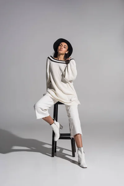 Hermosa Afroamericana Chica Elegante Suéter Blanco Sombrero Sentado Silla Mirando —  Fotos de Stock