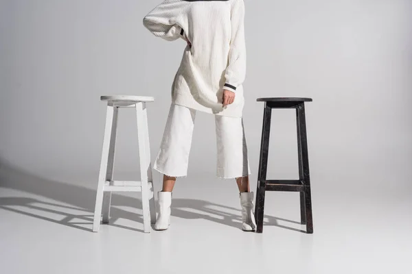 Beyaz Üzerine Siyah Beyaz Sandalye Arasında Ayakta Şık Beyaz Giysili — Ücretsiz Stok Fotoğraf