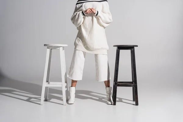 Abgeschnittenes Bild Eines Mädchens Stylischem Pullover Und Hose Das Zwischen — kostenloses Stockfoto