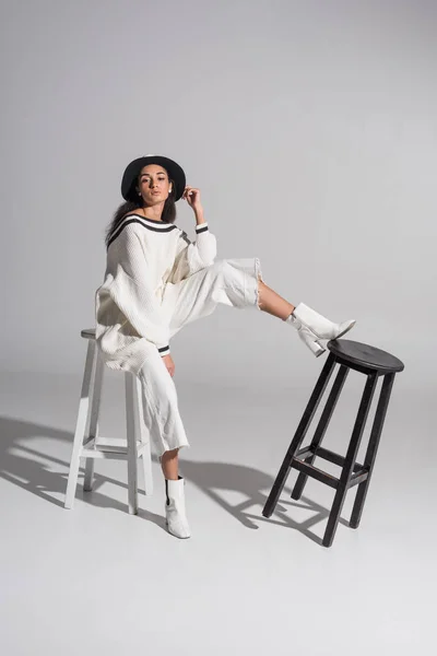 Attractive African American Girl Stylish White Clothes Hat Sitting White — Free Stock Photo