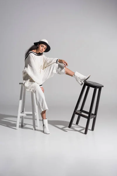 Atrakcyjny Model Afroamerykanów Modne Białe Szaty Kapelusz Siedzi Krześle Biały — Zdjęcie stockowe