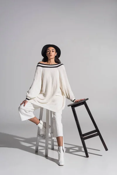 Atractiva Chica Afroamericana Ropa Blanca Con Estilo Sombrero Posando Sillas — Foto de stock gratuita