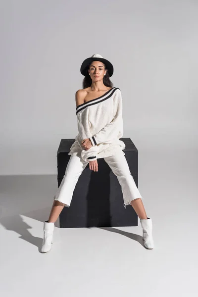 Привлекательная Африканская Американка Стильной Белой Одежде Шляпе Сидит Черном Кубе — Бесплатное стоковое фото
