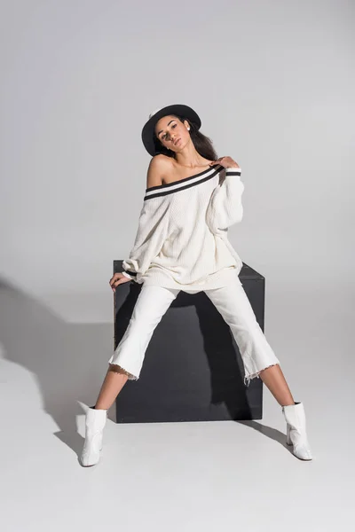 Attractive African American Girl Stylish White Clothes Hat Posing Sitting — Free Stock Photo