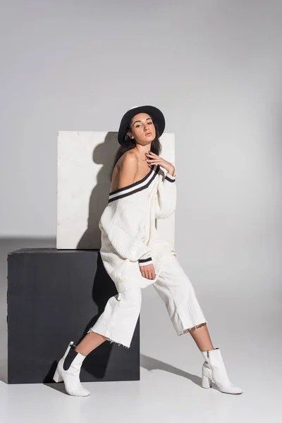 Mulher Americana Africana Atraente Moda Roupas Brancas Chapéu Sentado Cubo — Fotos gratuitas