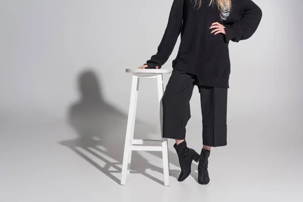Cropped Image Caucasian Blonde Woman Black Clothes Leaning Chair White — Free Stock Photo