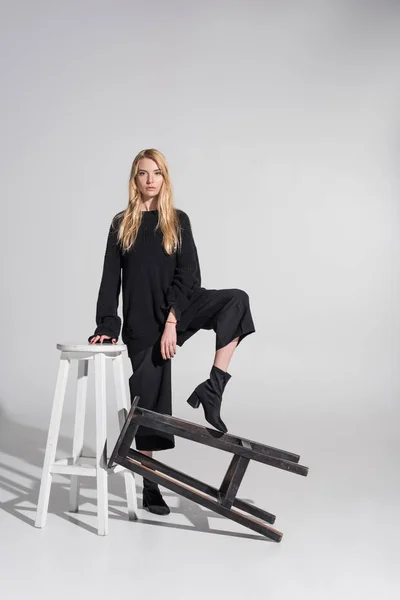 Beautiful Caucasian Blonde Woman Black Clothes Standing Putting Leg Chair — Stock Photo, Image