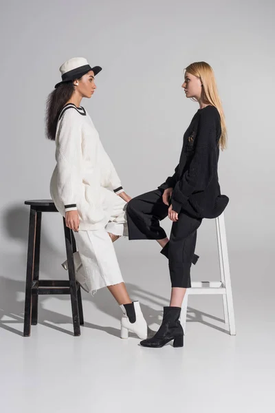 Sandalye Üzerinde Oturan Birbirine Bakarak Beyaz Siyah Beyaz Giysili Güzel — Ücretsiz Stok Fotoğraf