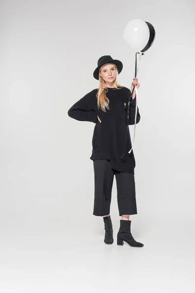 Beautiful Caucasian Blonde Woman Black Clothes Hat Holding Two Balloons — Free Stock Photo