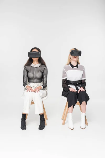 Mujeres Multiculturales Auriculares Realidad Virtual Sentadas Sillas Aisladas Blanco — Foto de Stock