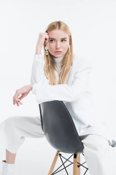 Attraktiva Kaukasiska Blond Kvinna Snygga Vita Kläder Sitter Stol Och — Gratis stockfoto