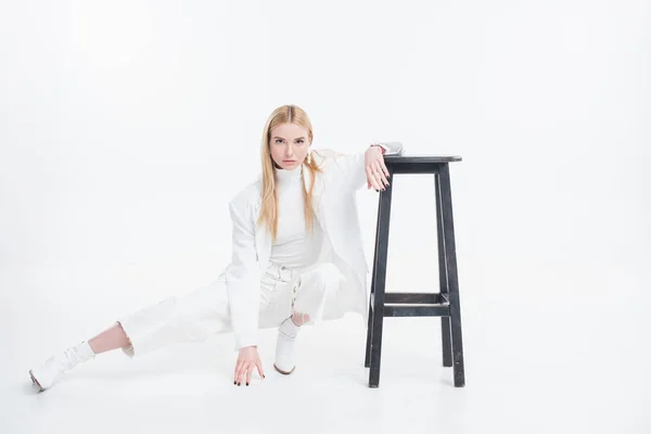 Attrayant Caucasien Blonde Femme Vêtements Blancs Mode Penché Sur Chaise — Photo gratuite