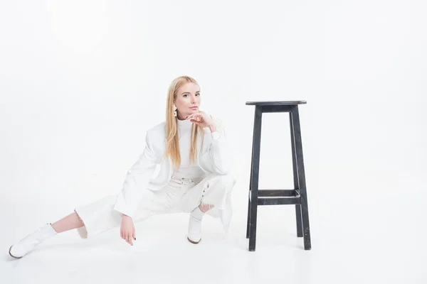 Atractiva Mujer Rubia Caucásica Ropa Blanca Moda Cuclillas Cerca Silla — Foto de Stock