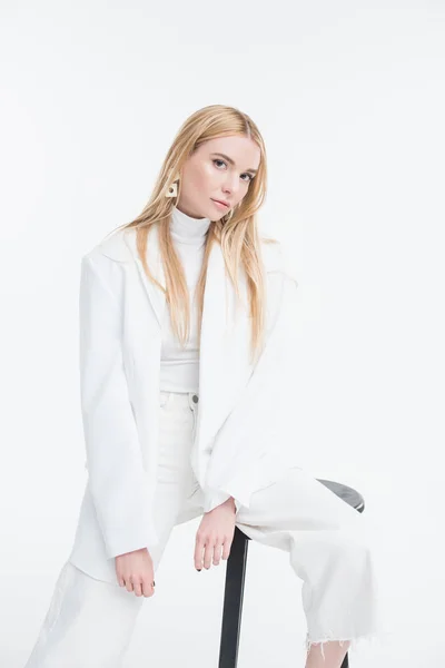 Atractiva Mujer Rubia Caucásica Suéter Blanco Moda Chaqueta Sentado Silla — Foto de stock gratuita
