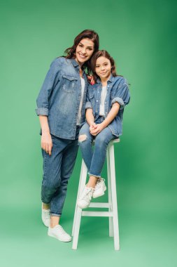 sandalyede oturan kızı kameraya bakarak denim mutlu anne 