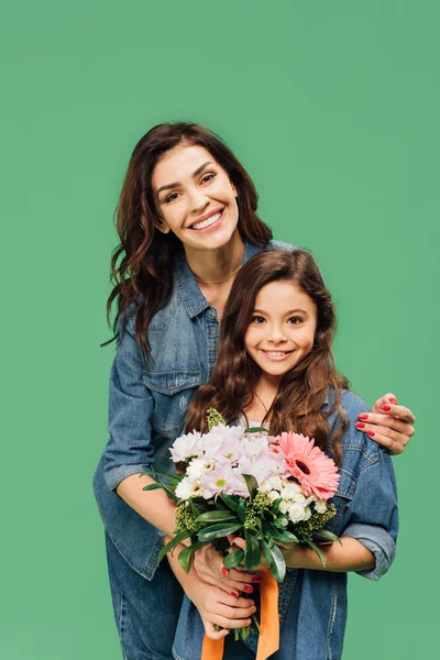 Lächelnde Mutter Umarmt Tochter Mit Blumenstrauß — Stockfoto